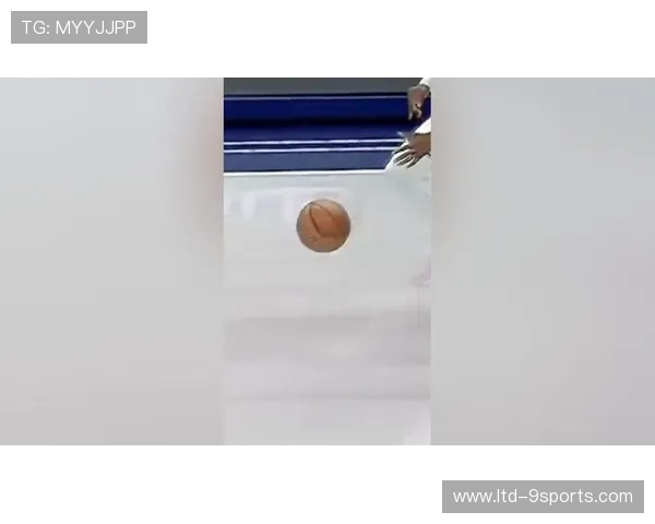 哈利伯顿背传妙到毫巅助攻轻松上篮